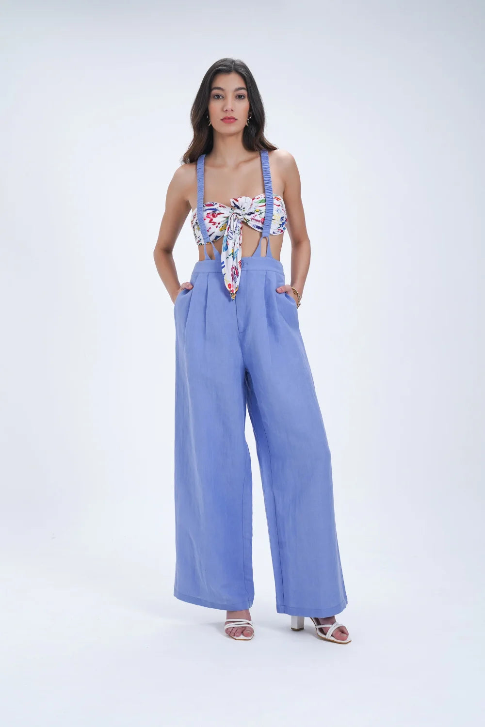 Pantalon en lin à bretelles larges